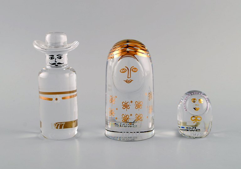 Kosta Boda, Sweden. Three art glass figures with engraved and hand-painted decoration. "The family". 1970s.
