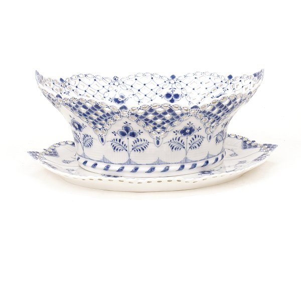 Musselmalet frugtkurv med underfad. Royal Copenhagen musselmalet helblonde aflang oval frugtkurv med tilhørende underfad. #1059 & #1060. H: 13,5cm. L: 35cm