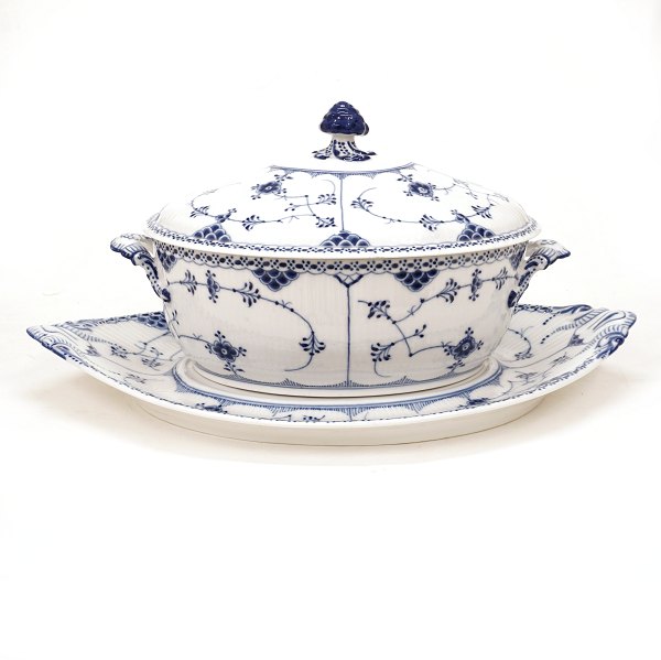Royal Copenhagen blue fluted half lace tureen. 1. quality. #600 & #702. Nice condition. H: 25cm. L: 50cm