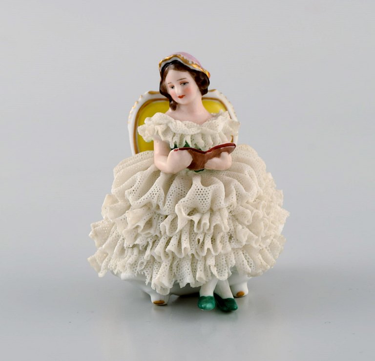 Volkstedt Rudolstadt, Tyskland. Porcelænsfigur. Læsende kvinde i skørt. Midt 1900-tallet.