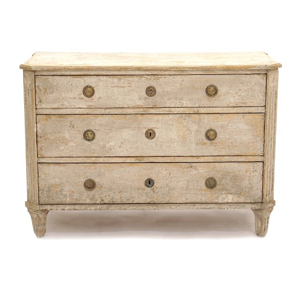 Large Gustavian style end 19th century chest of drawers. Sweden circa 1880. H: 77cm. W: 110cm. D: 52cm