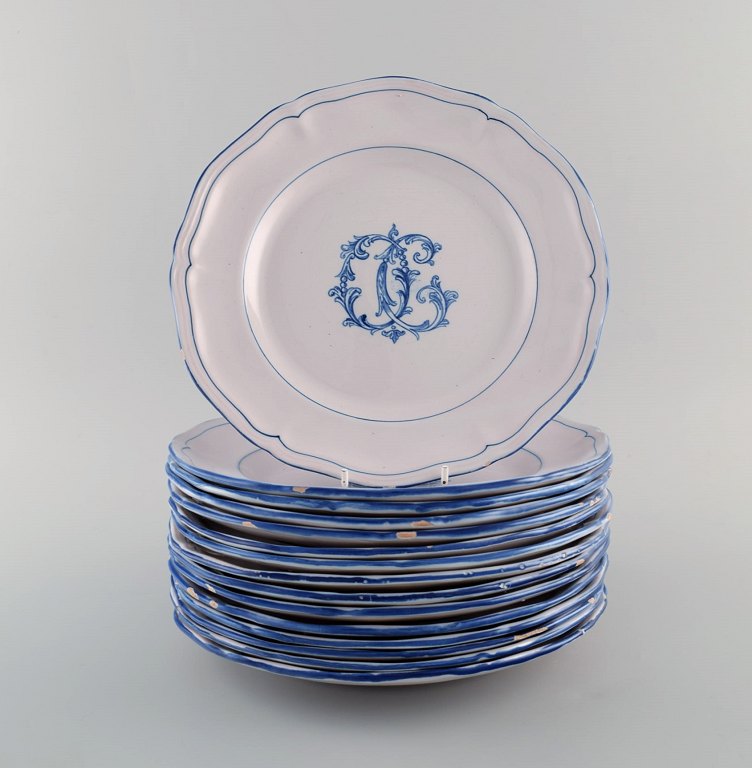 Emile Gallé for St. Clement, Nancy. 15 antikke tallerkener i håndmalet fajance. 1870/80