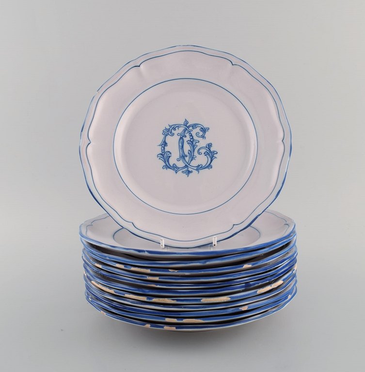 Emile Gallé for St. Clement, Nancy. Tolv antikke tallerkener i håndmalet fajance. 1870/80