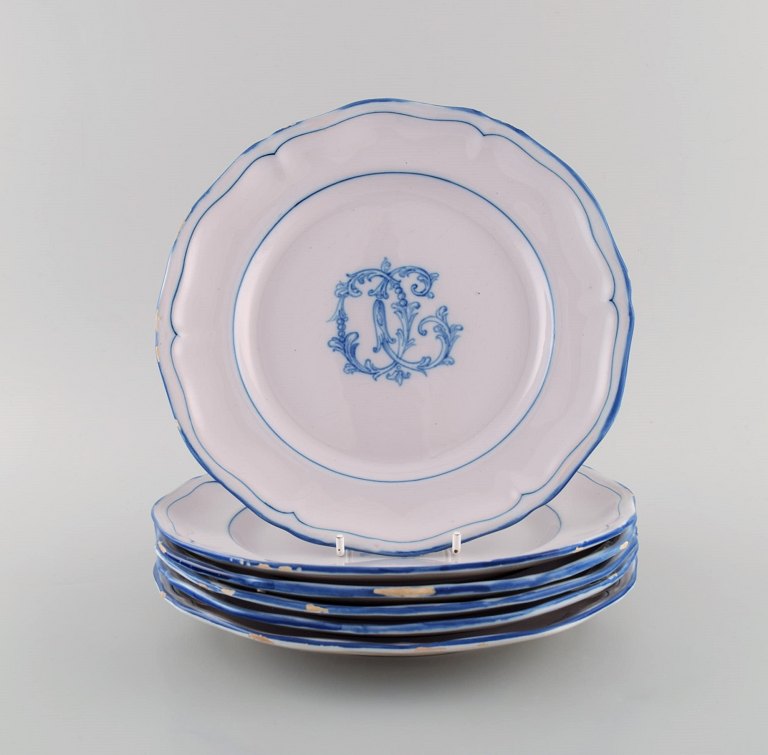 Emile Gallé for St. Clement, Nancy. Fem antikke tallerkener i håndmalet fajance. 1870/80