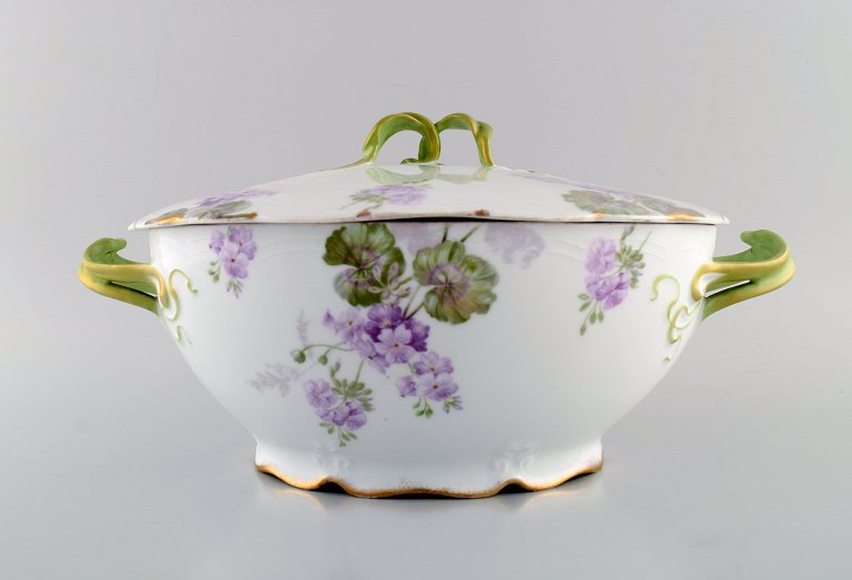 Rosenthal, Germany. Large Iris lidded tureen in hand-painted porcelain with flowers and gold edge. Handles modeled as foliage. 1920s.