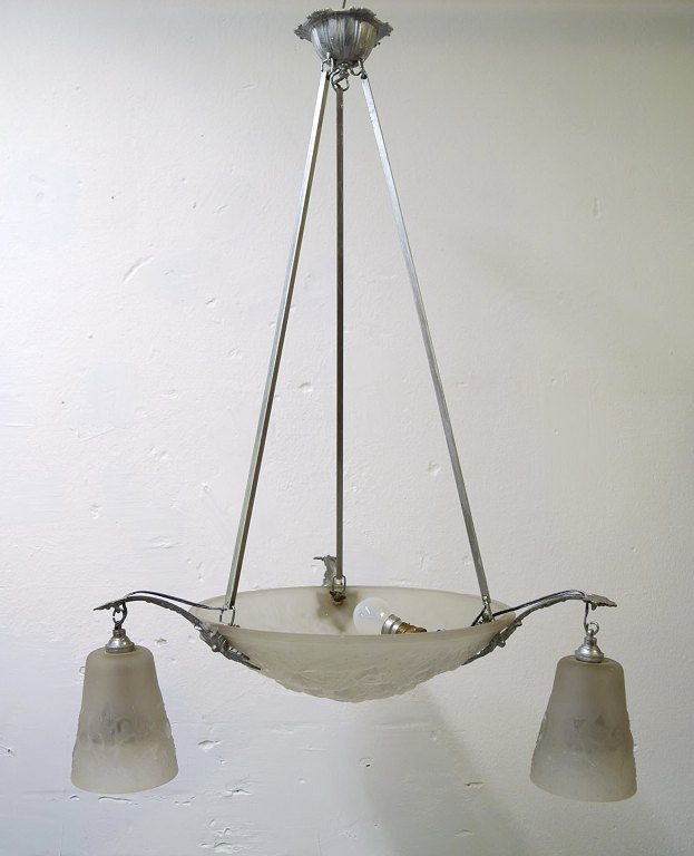 Muller Frères, Luneville. Stor imponerende lysekrone i smedejern udformet med bladværk med fire skærme i mundblæst materet kunstglas. 1930/40