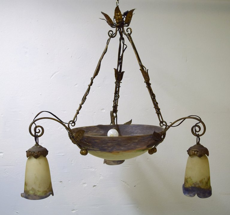 Muller Frères, Luneville. Large impressive art nouveau chandelier in wrought iron designed with foliage with four screens in mouth-blown Pâte-de-verre art glass. 1930s.