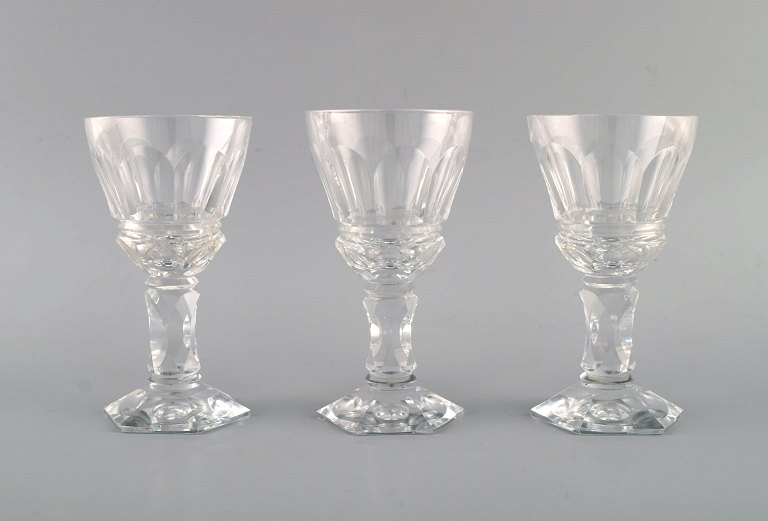 Baccarat, Frankrig. Tre art deco hvidvinsglas i klart mundblæst krystalglas. 1930