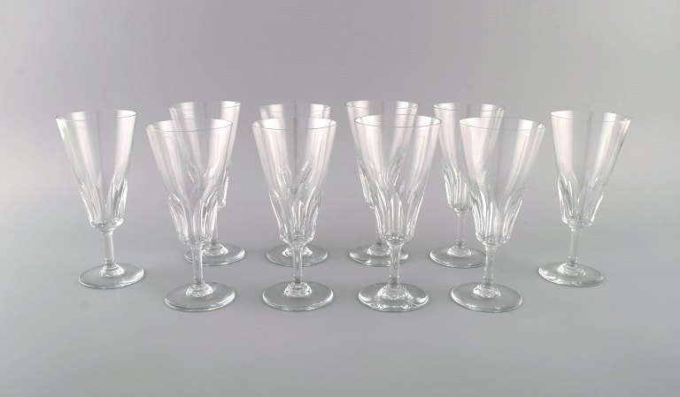 Baccarat, Frankrig. 10 art deco champagnefløjter i klart mundblæst krystalglas. 1930