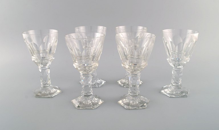 Baccarat, Frankrig. Seks art deco rødvinsglas i klart mundblæst krystalglas. 1930