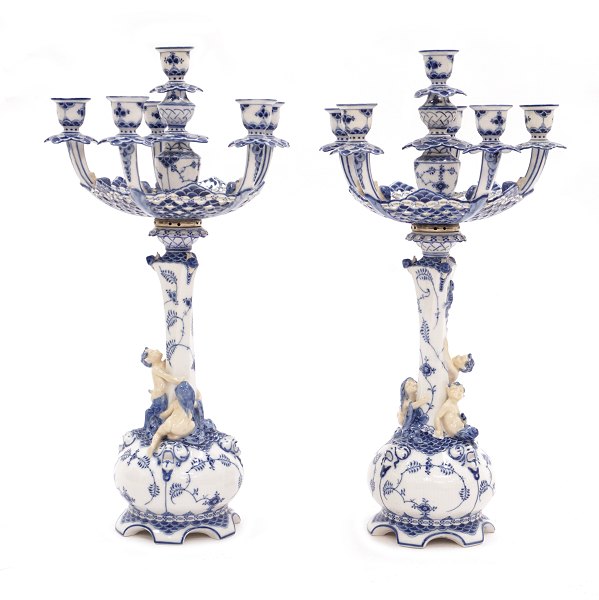 Et par musselmalede helblonde kandelabre #1006. Arnold Krogh for Royal Copenhagen: Et par femarmede musselmalede helblonde kandelabre fra 1920erne. H: 57cm. D: 28cm.