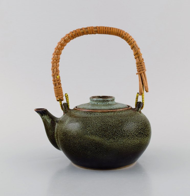 Kinesisk tekande i glaseret stentøj med hank i flet. Smuk spættet glasur i mørkegrønne og turkis nuancer. 1900-tallet.