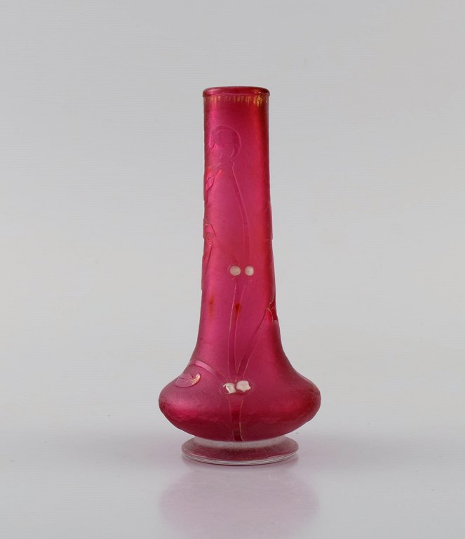 Daum Nancy, Frankrig. Art nouveau vase i lyserødt mundblæst kunstglas. Blomster i relief med håndmalet gulddekoration. Ca. 1900.