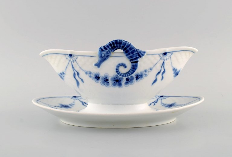Bing & Grøndahl empire sovseskål i håndmalet porcelæn modeleret med søheste. Tidligt 1900-tallet.
