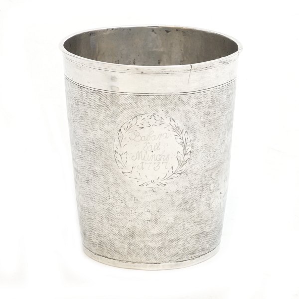 Stort nålepunslet barok sølvbæger af Bendix Aagesen Lund, København, 1695-1737. Dateret 1716. H: 11,3cm. V: 218gr