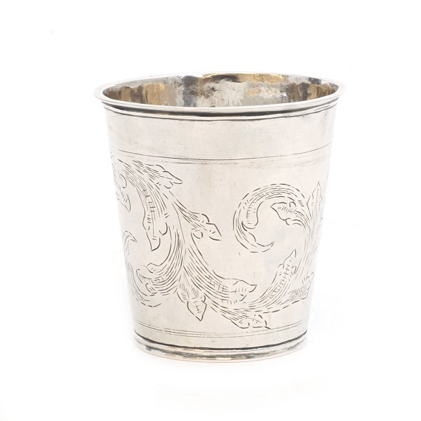 Sølvbæger dekoreret med stiliseret bladværk. H. M. Svane, Næstved, 1750-72. H: 9,5cm. V: 144gr