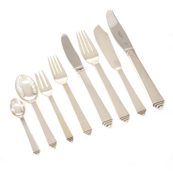 Pyramide sølvbestik. Harald Nielsen for Georg Jensen. Pyramide sterling sølvbestik til 12 personer. 101 dele i alt