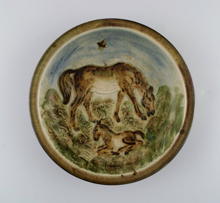 Knud Kyhn for Royal Copenhagen. Skål / fad i håndmalet og glaseret keramik. Hoppe og føl. Midt 1900-tallet.