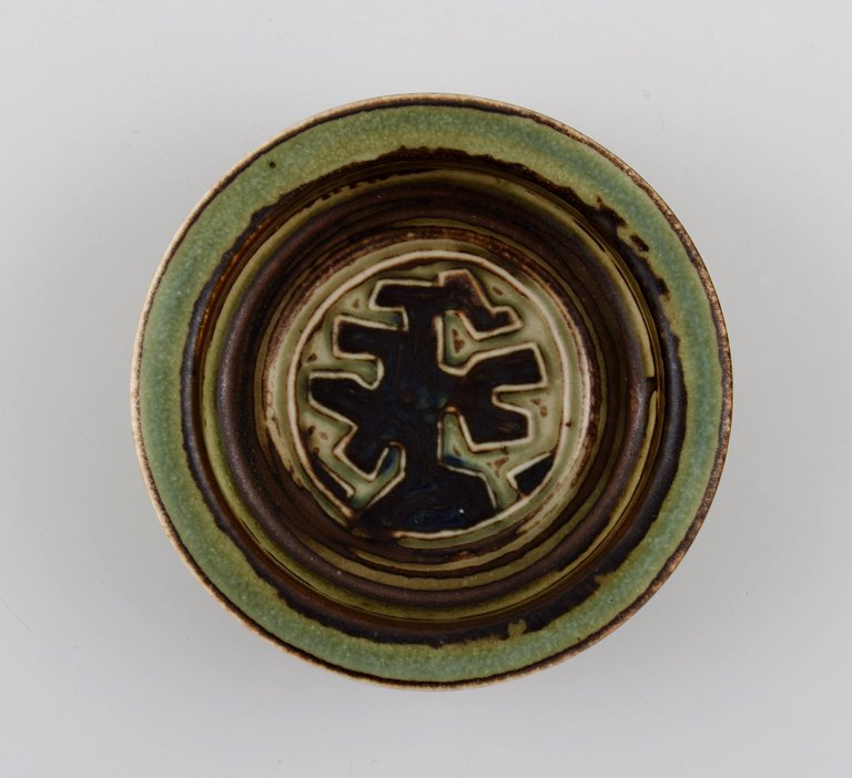 Jørgen Mogensen for Royal Copenhagen. Low bowl in glazed stoneware. Beautiful sung glaze. 1970s.