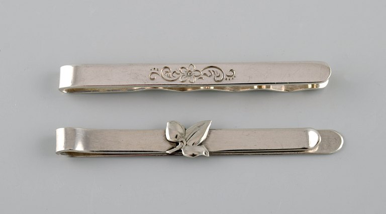 Two tie pins in silver (830) with flowers and foliage. Denmark, 1940s.