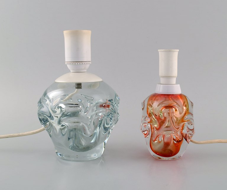 Skandinavisk glaskunstner. To bordlamper i mundblæst kunstglas. Midt 1900-tallet.