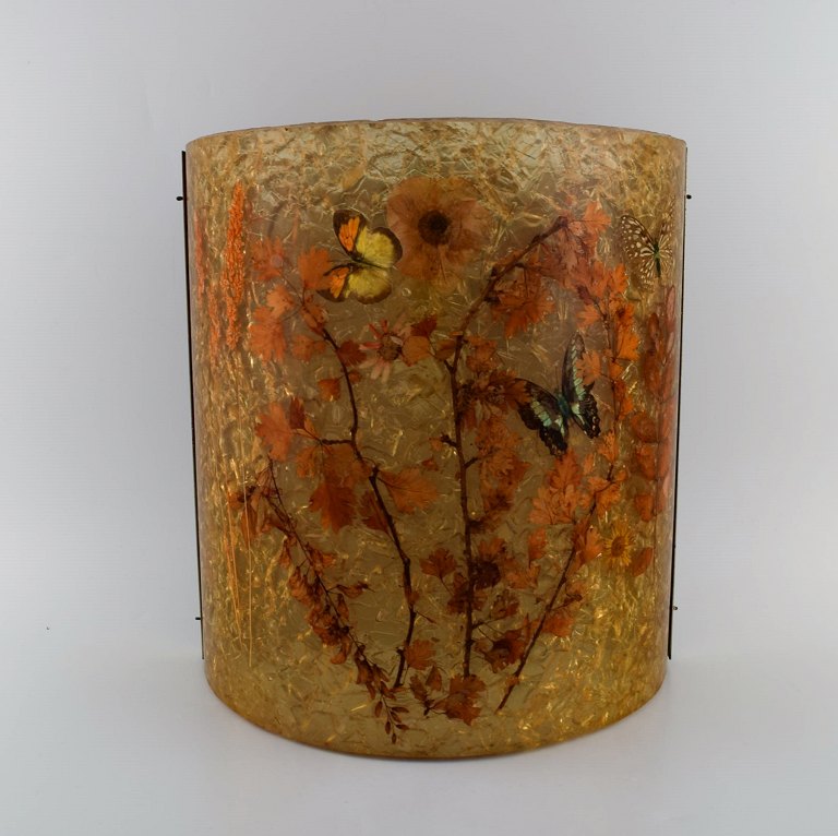 Stor Accolay væglampe i buet kunstglas med håndmalede sommerfugle og bladværk. Fransk design, 1930/40
