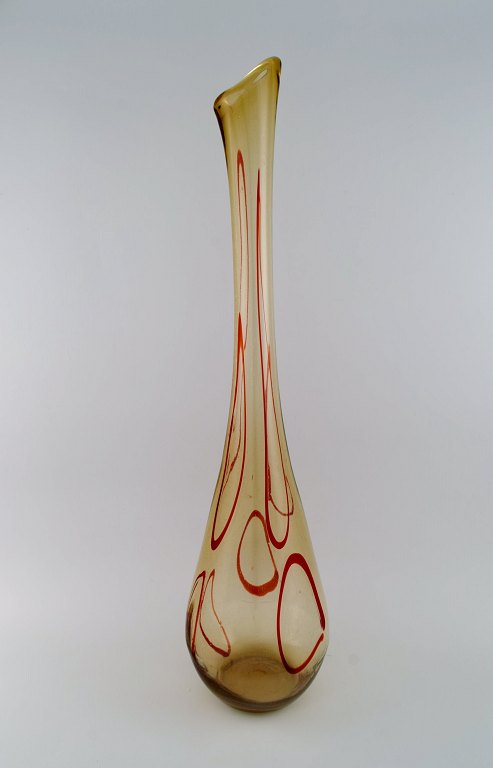 Stor Murano gulvvase i røgfarvet og rødt mundblæst kunstglas. Italiensk design, 1960/70