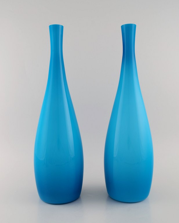 Kastrup Glas, Danmark. Et par store og sjældne vaser i turkis mundblæst kunstglas. Ca. 1960.