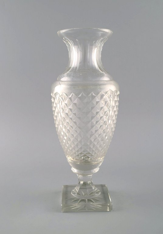 Baccarat, France. Art deco vase in clear crystal glass. 1930s.