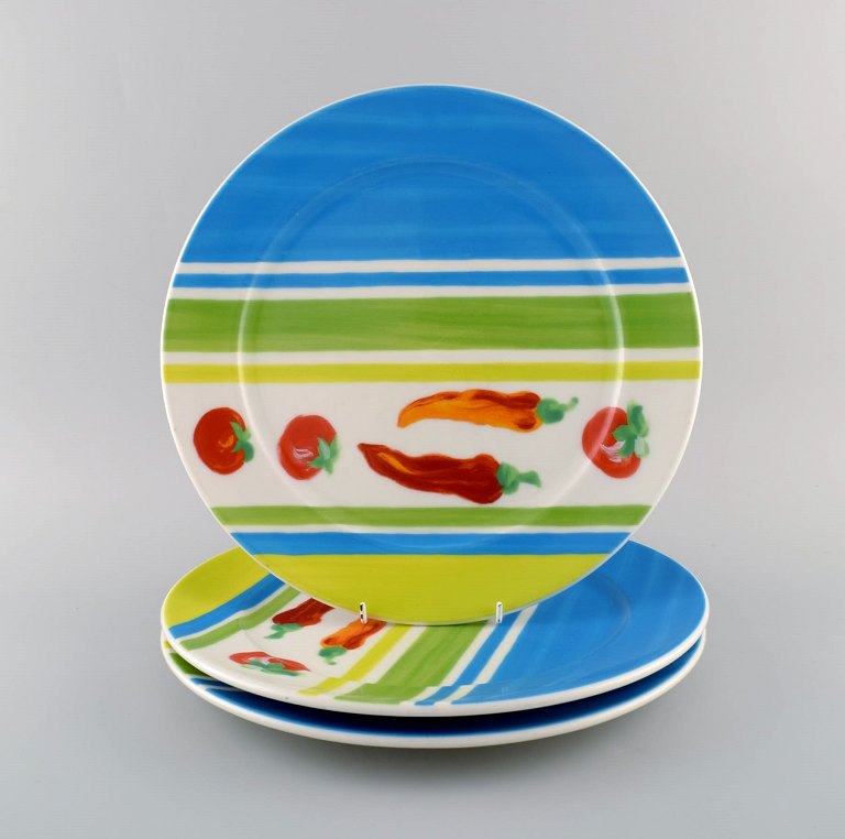 Rosenthal Designers Guild. Orchard Collection. Tre store dækketallerkener i porcelæn. Stribet design, tomater og chilifrugter. Sent 1900-tallet.