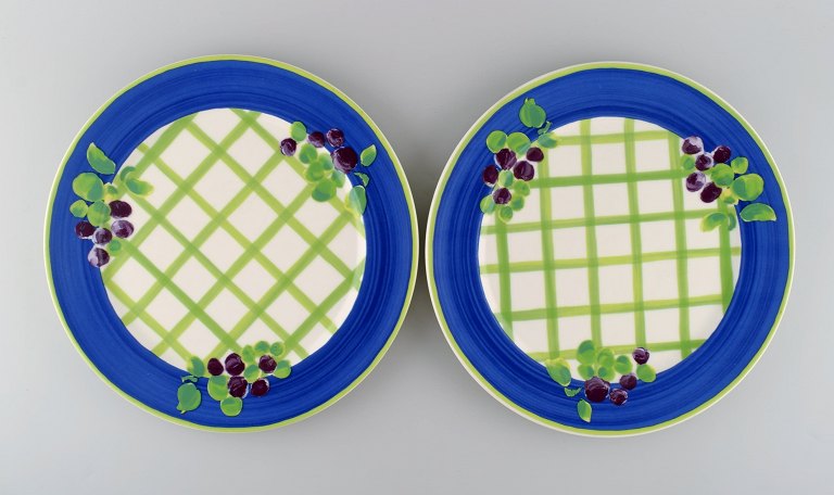 Rosenthal Designers Guild. Orchard Collection. To store dækketallerkener i porcelæn. Ternet design, blå kant og druer. Sent 1900-tallet.