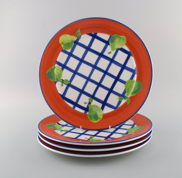 Rosenthal Designers Guild. Orchard Collection. Fire store dækketallerkener i porcelæn. Ternet design, rød kant og pærer. Sent 1900-tallet.