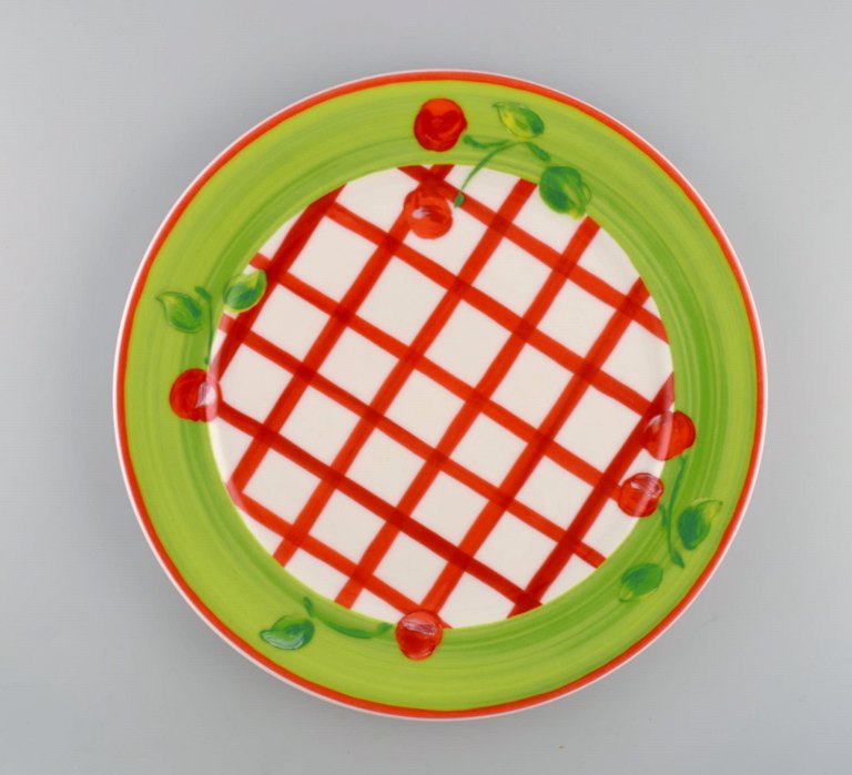 Rosenthal Designers Guild. Orchard Collection. Stor dækketallerken i porcelæn. Ternet design, grøn kant og kirsebær. Sent 1900-tallet.