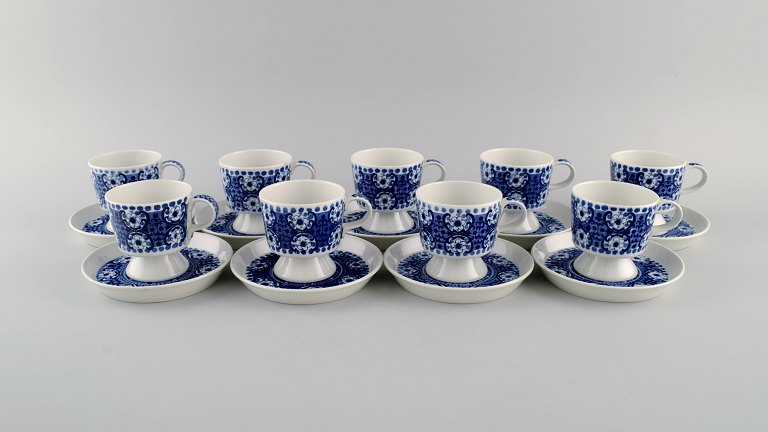 Raija Uosikkinen for Arabia. 9 Ali kaffekopper med underkopper i porcelæn med blå blomsterdekoration. 1960