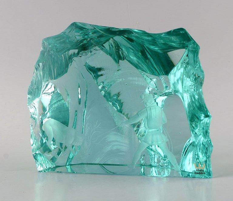 Vicke Lindstrand (1904-1983) for Kosta Boda. Unika glasblok i blågrønt mundblæst kunstglas. Dekoreret med samer der jager rensdyr. 1960