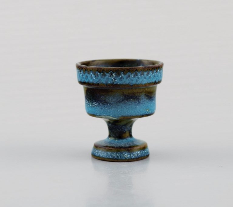 Stig Lindberg for Gustavsberg Studiohand. Miniaturevase i glaseret keramik. Smuk glasur i blå nuancer. 1960
