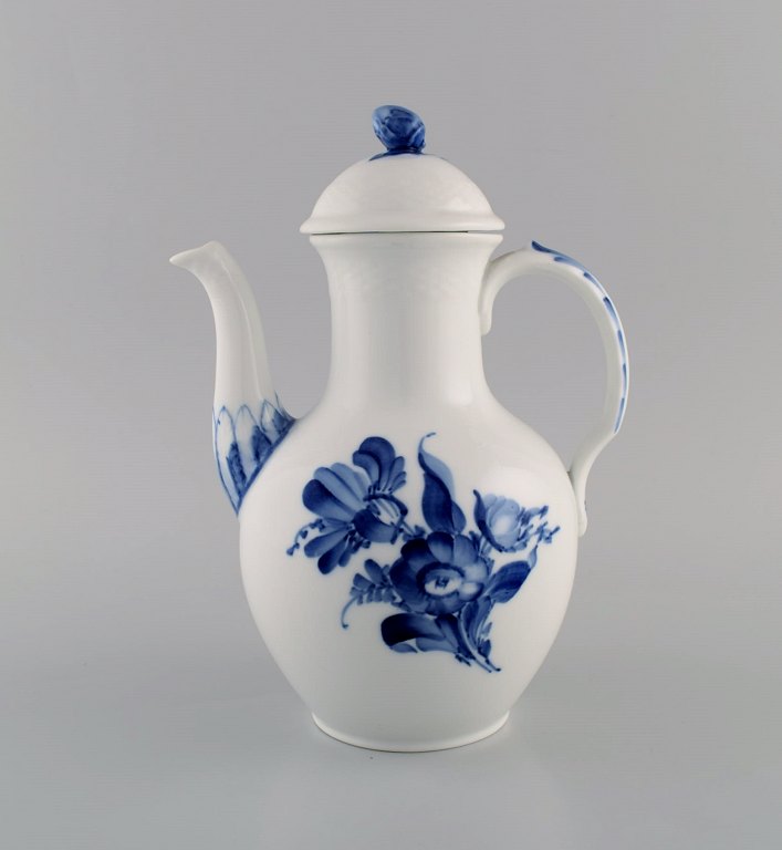 Antik Royal Copenhagen Blå Blomst Flettet kaffekande. Modelnummer 10/8189. Tidligt 1900-tallet.