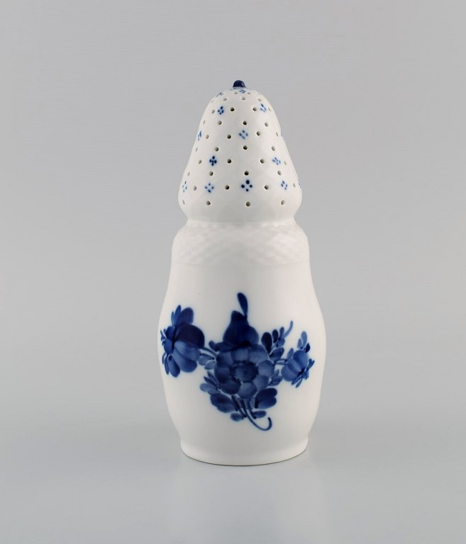 Royal Copenhagen Blå Blomst Flettet sukkerbøsse. Modelnummer 10/8222. Dateret 1967.