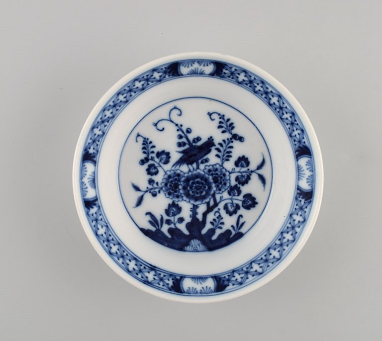 Rare Meissen bowl in hand-painted porcelain decorated with exotic bird in Chinese style. Late 19th century.