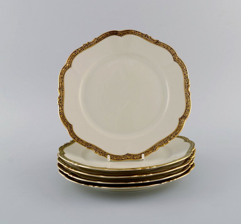 KPM, Berlin. Fem Royal Ivory frokosttallerkener i cremefarvet porcelæn med gulddekoration. 1920