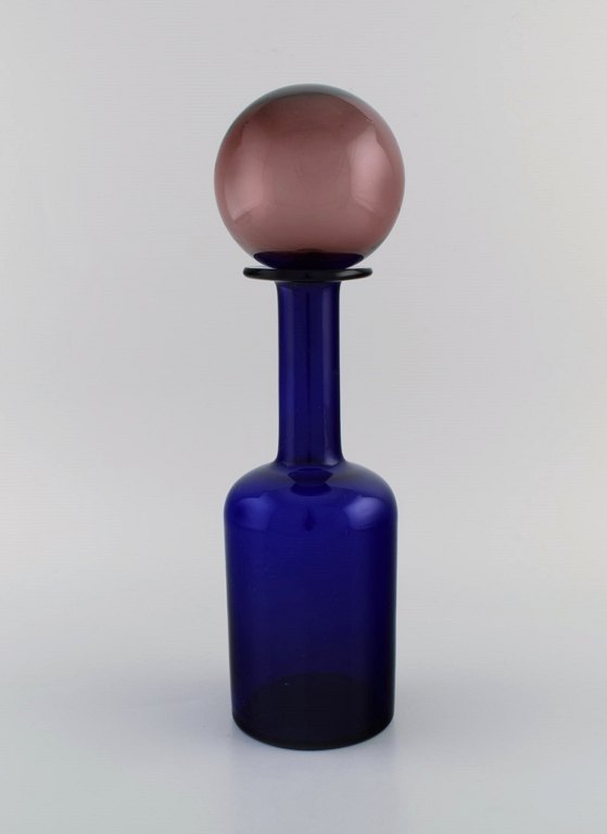 Otto Brauer for Holmegaard. Vase / bottle in blue mouth-blown art glass with purple ball. 1960