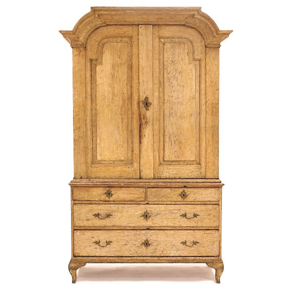 Rokoko skab skrabet til dets originale farver. Sandsynligvis Stockholmsarbejde. Sverige ca. år 1760. H: 209cm. B: 119cm. D: 44cm