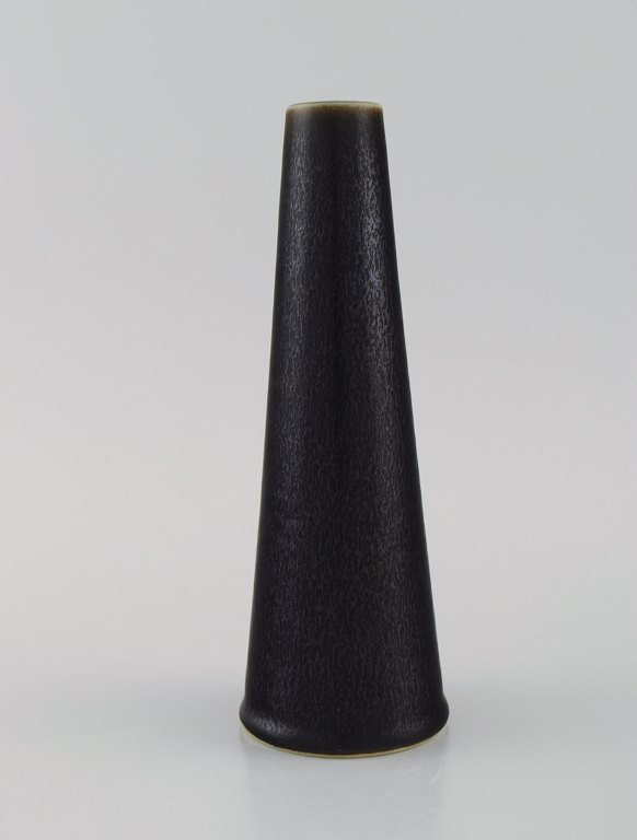Carl Harry Stålhane (1920-1990) for Rörstrand. Cone-shaped vase in glazed ceramics. Beautiful speckled glaze in dark and metallic shades. Mid-20th century.