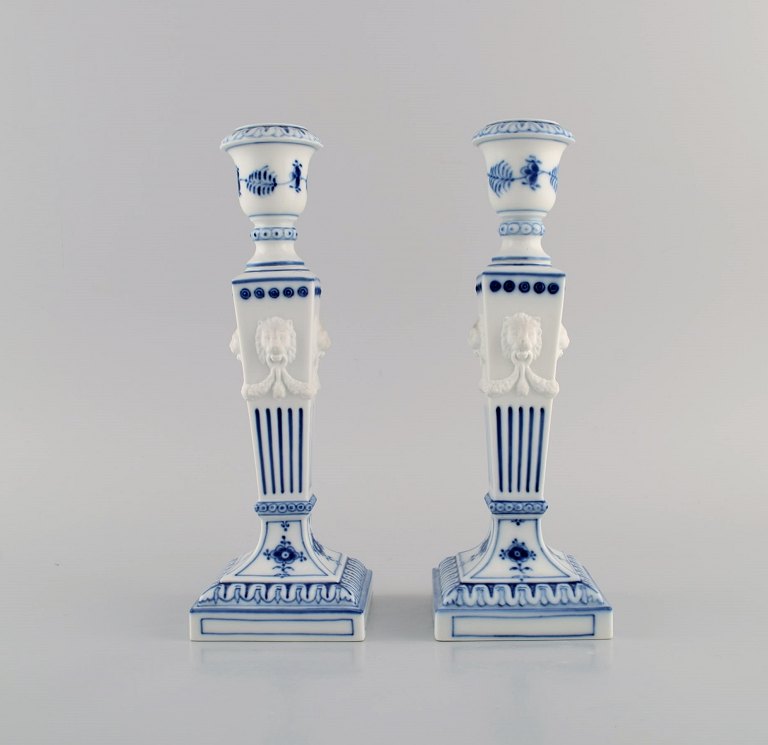 To Royal Copenhagen Musselmalet Riflet lysestager med løvehoveder. Dateret 1969-1974. Modelnummer 1/15. 