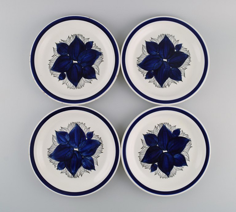 Olle Alberius for Rörstrand. Fire Pontus middagstallerkener i glaseret stentøj med håndmalet blomstermotiv. Svensk design, 1960