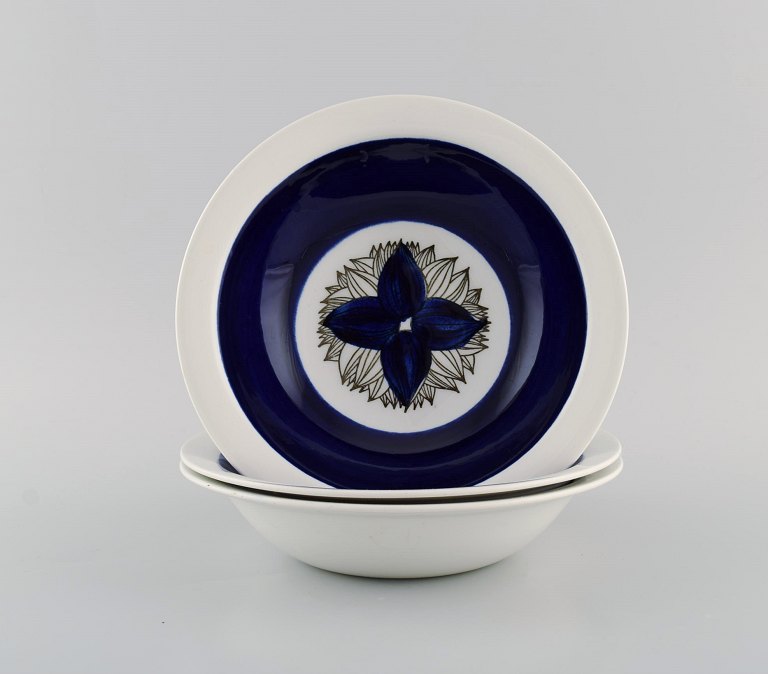 Olle Alberius for Rörstrand. Tre Pontus dybe tallerkener i glaseret stentøj med håndmalet blomstermotiv. Svensk design, 1960