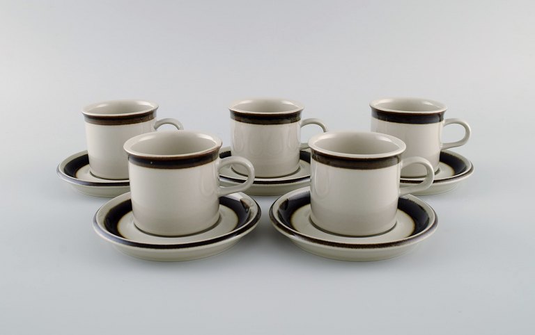 Anja Jaatinen-Winqvist for Arabia. Fem Karelia kaffekopper med underkopper i glaseret stentøj. 1970