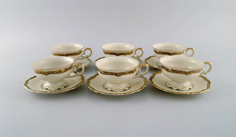 KPM, Berlin. Six Royal Ivory tea cups with saucers in cream-colored porcelain with gold decoration. 1920s.