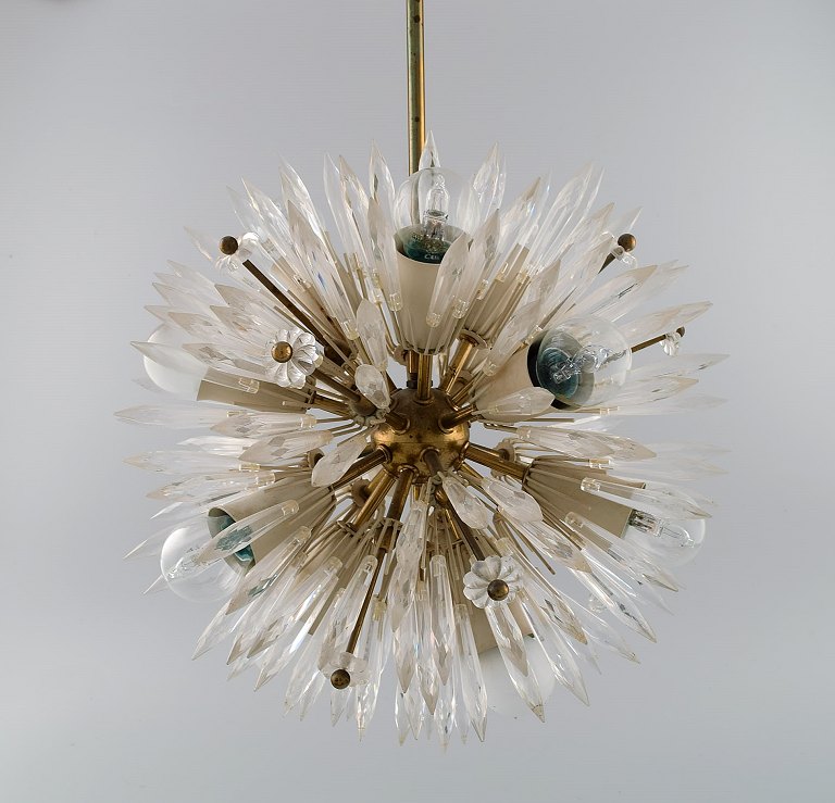 Emil Stejnar for Rupert Nikoll. Imponerende loftlampe i messing og kunstglas formet som krystaller og blomster. Midt 1900-tallet.