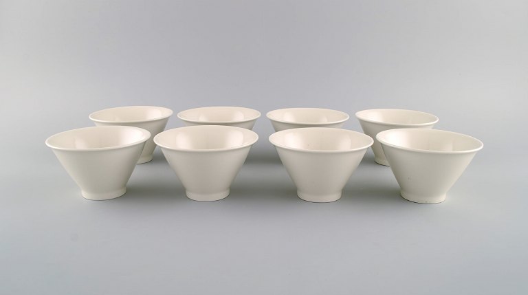 Inkeri Leivo (1944-2010) for Arabia. Otte Harlekin skåle i cremefarvet porcelæn. 1970
